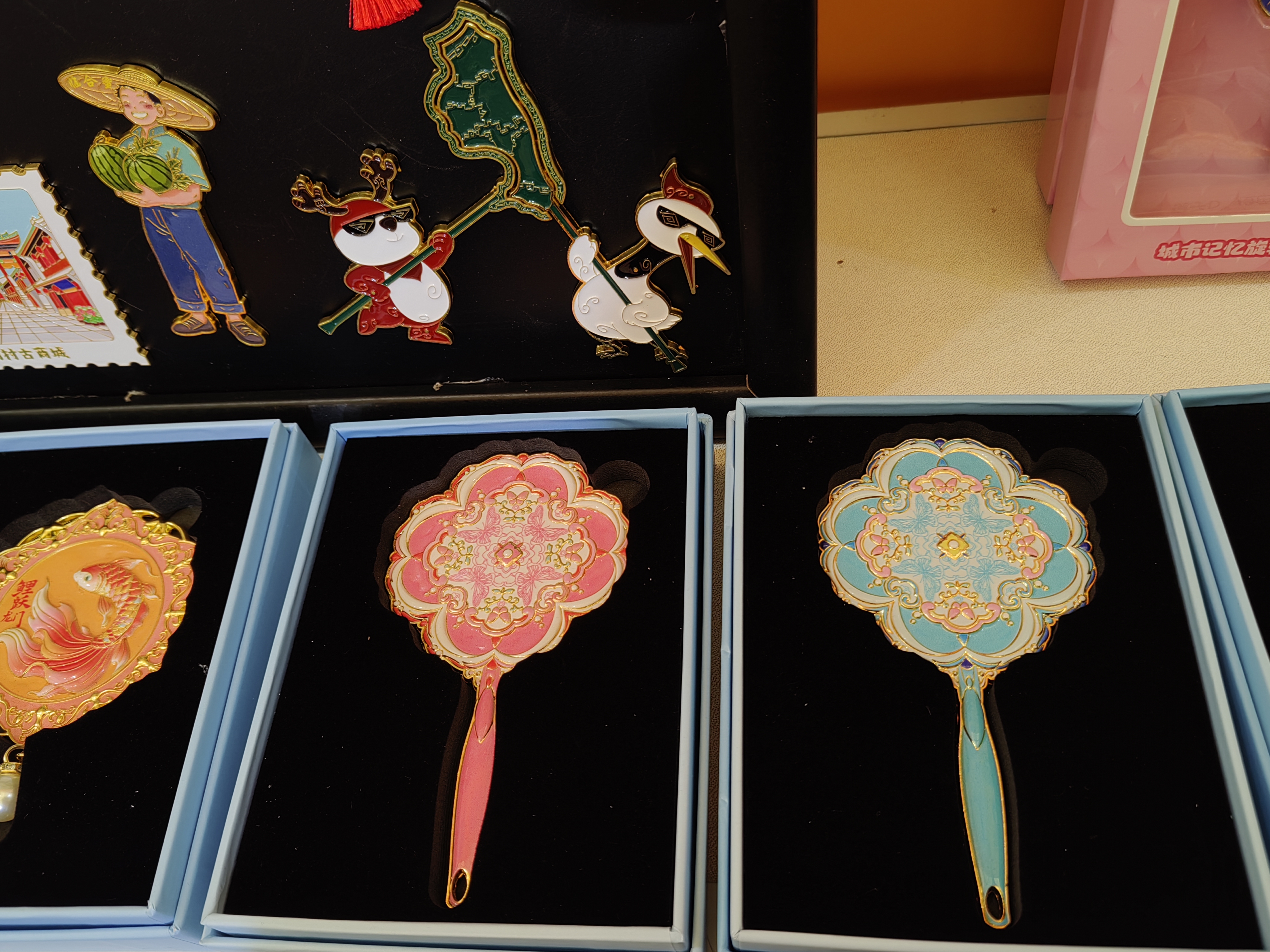 Bonnie Craft trưng bày nhiều nam châm tủ lạnh khác nhau tại Trung tâm triển lãm quốc tế mới Thượng Hải